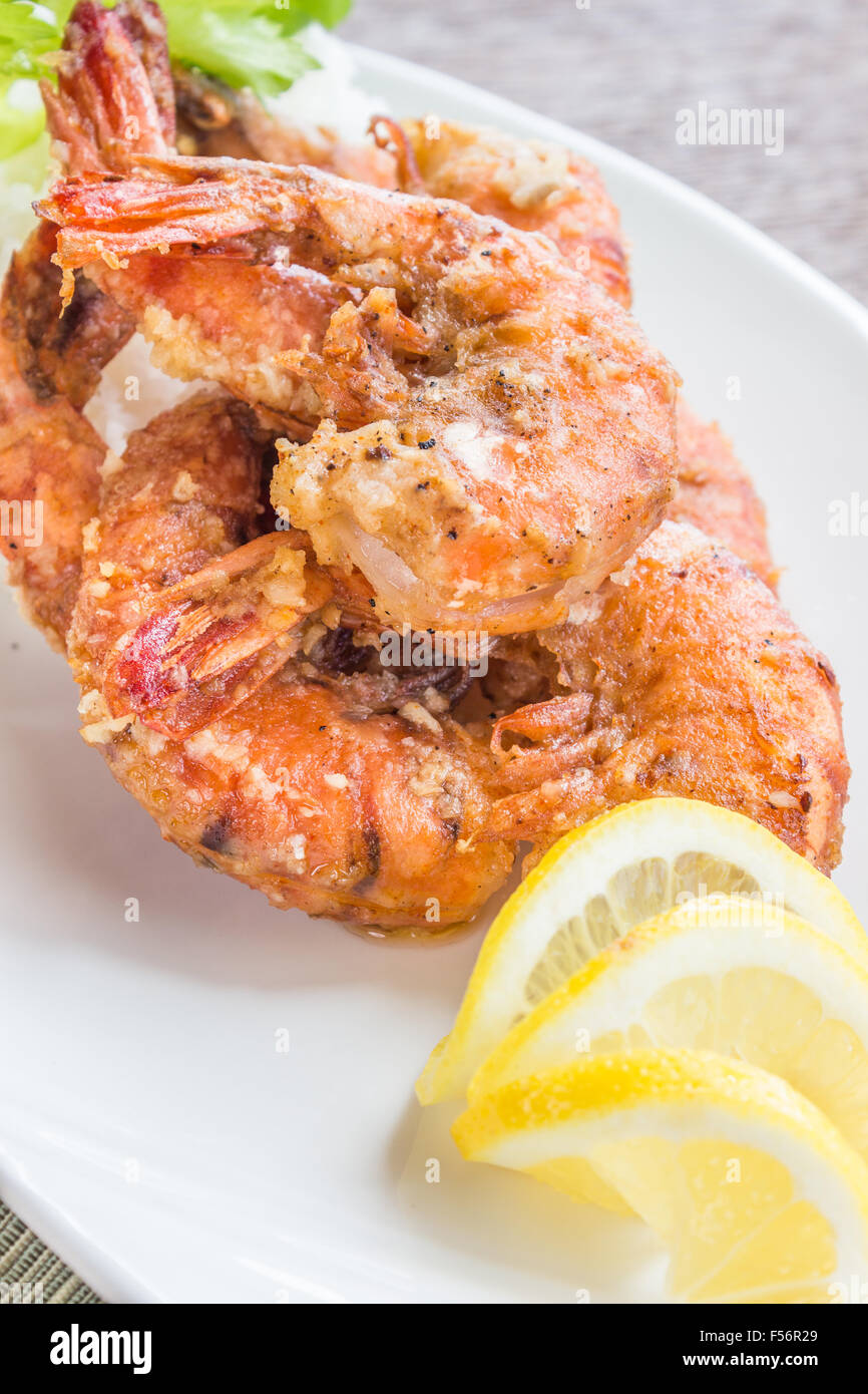 Gamberetti leggermente spolverata con rivestimento e fritto nel burro Foto Stock