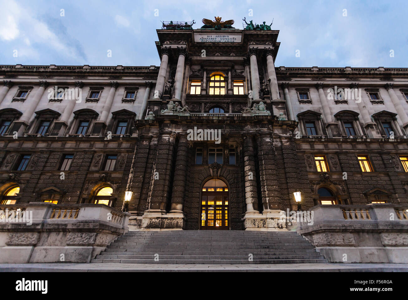 Viaggiare per la città di Vienna - Neue Burg del Palazzo di Hofburg in sera, Vienna, Austria Foto Stock