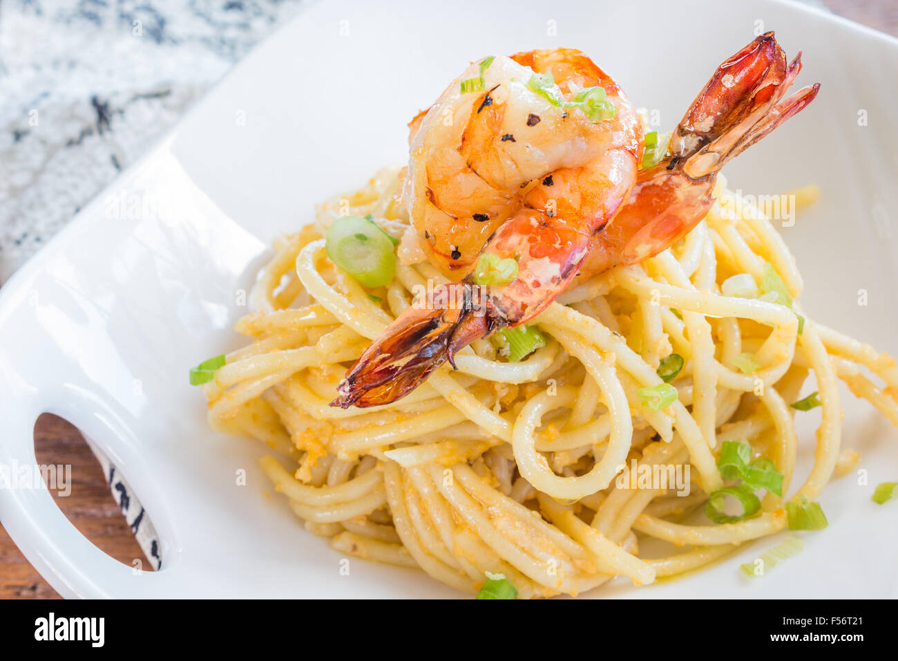 Pasta con ricci di mare e uova di pesce, guarnita con gamberi saltati Foto Stock
