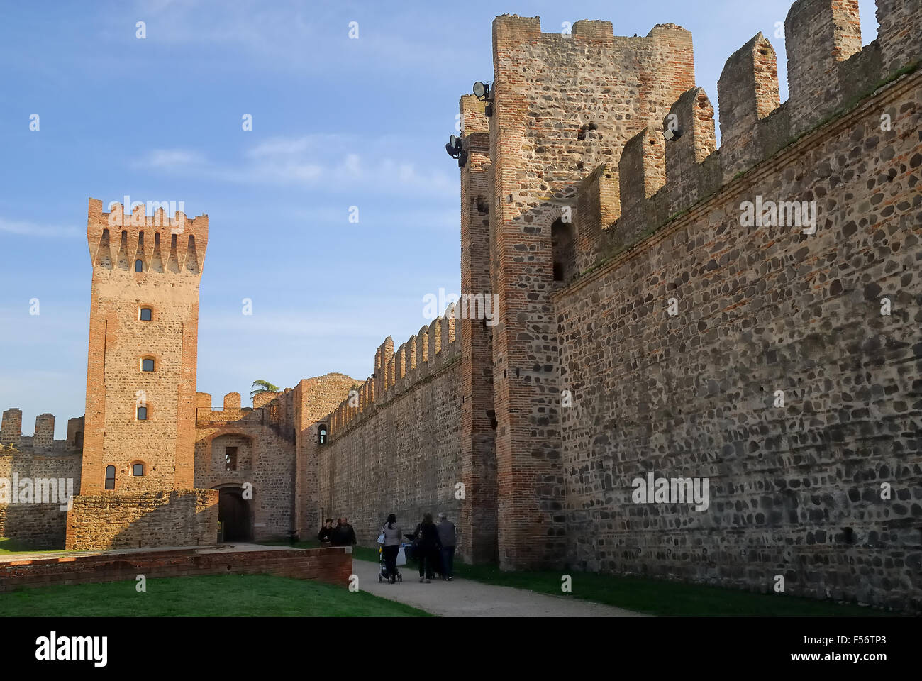 Este è una città e comune della provincia di Padova, in Veneto, la regione del nord Italia. Le mura del castello carrarese, costruita intorno al 1339 sulle ceneri del castello estense. Le pareti formano un poligono circondato da torri a intervalli regolari. Oggi all'interno del castello è utilizzato come un giardino. Foto Stock