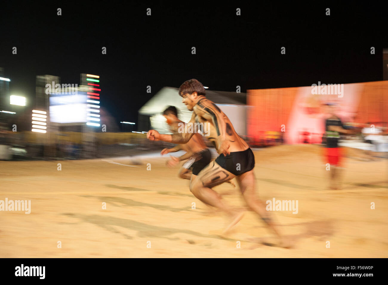 Palmas, Brtazil. 28 ott 2015. Un Guerriero Kalapalo compete nel secondo round del 100 metri al internazionale giochi indigeni, nella città di Palmas, stato di Tocantins, Brasile. Credit: Sue Cunningham/fotografica Alamy Live News Foto Stock