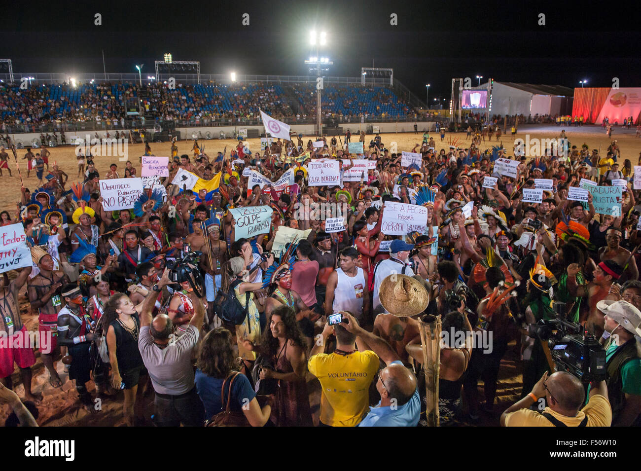 Palmas, Brasile. 28 ott 2015. I popoli indigeni wave striscioni in segno di protesta contro il PEC 215, una proposta per emendare la costituzione brasiliana di annacquare i diritti degli indigeni durante l'Internazionale giochi indigeni, nella città di Palmas, stato di Tocantins, Brasile. Credit: Sue Cunningham/fotografica Alamy Live News Foto Stock