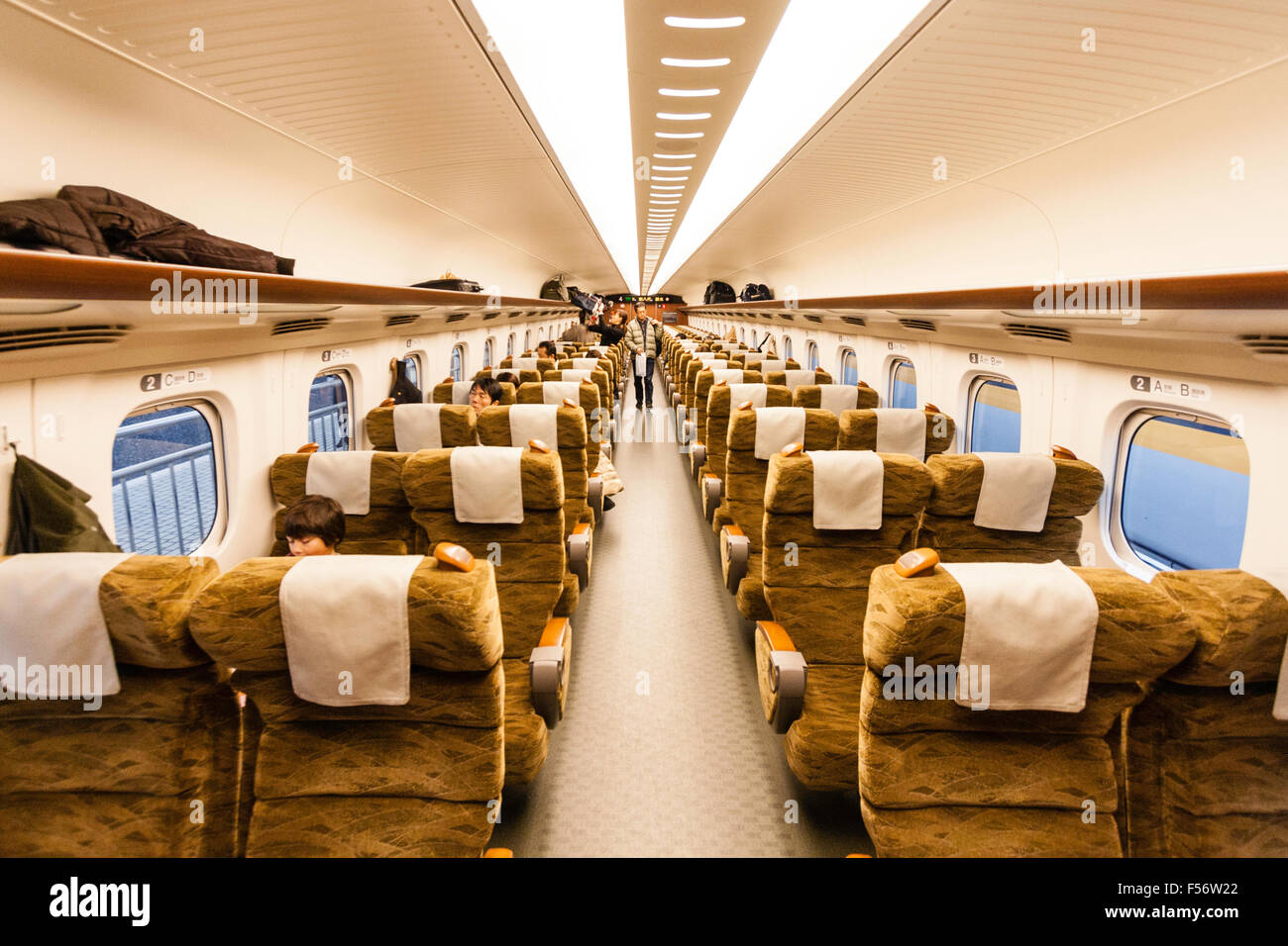 Lo Shinkansen giapponese. Vista lungo il bullet train interno mostra riservati a due a due posti a sedere push sulla classe Sakura, servizio N700-7000 serie. Foto Stock