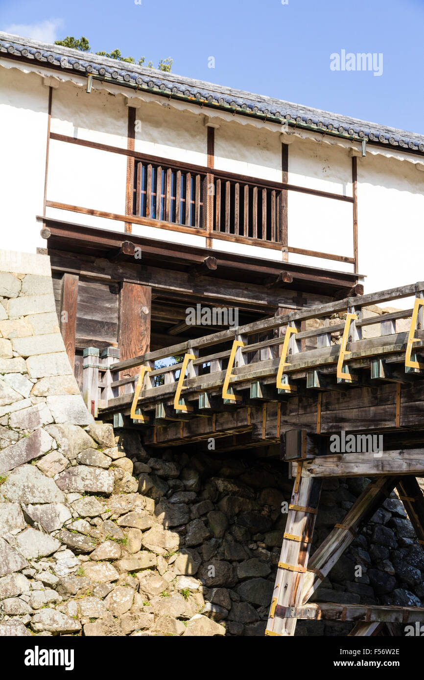 Giappone, Hikone castello. Yagura tenbin, torre di guardia il Omotemon, principale cancello anteriore, con il famoso Rokabashi, corridoio di legno ponte Foto Stock