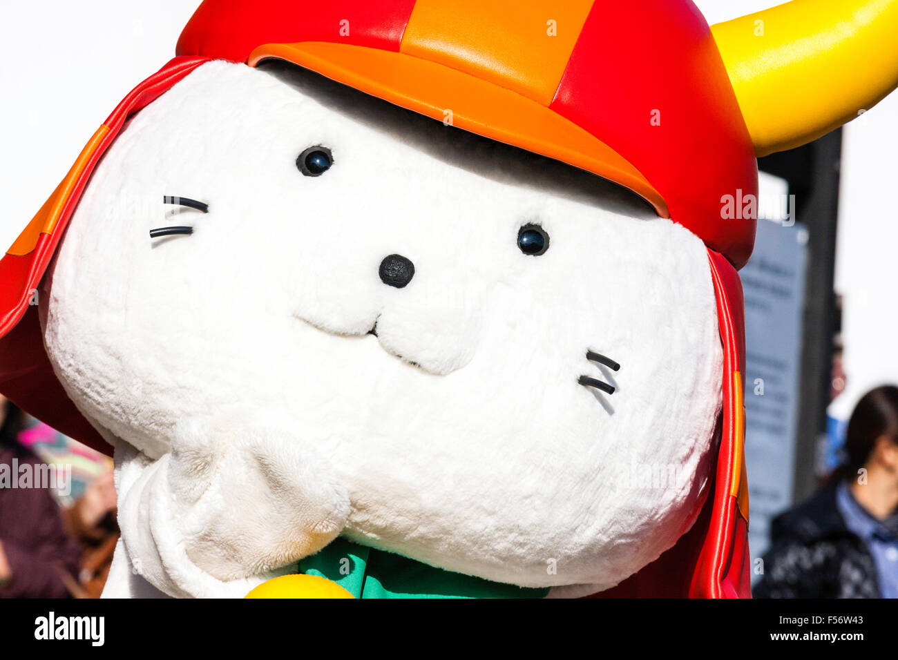 Il castello di Hikone e mascotte della città, gatto bianco, rosso da indossare casco samurai e la campana attorno al collo. Noto come Hikonyan egli rende un appreance presso il castello. Foto Stock