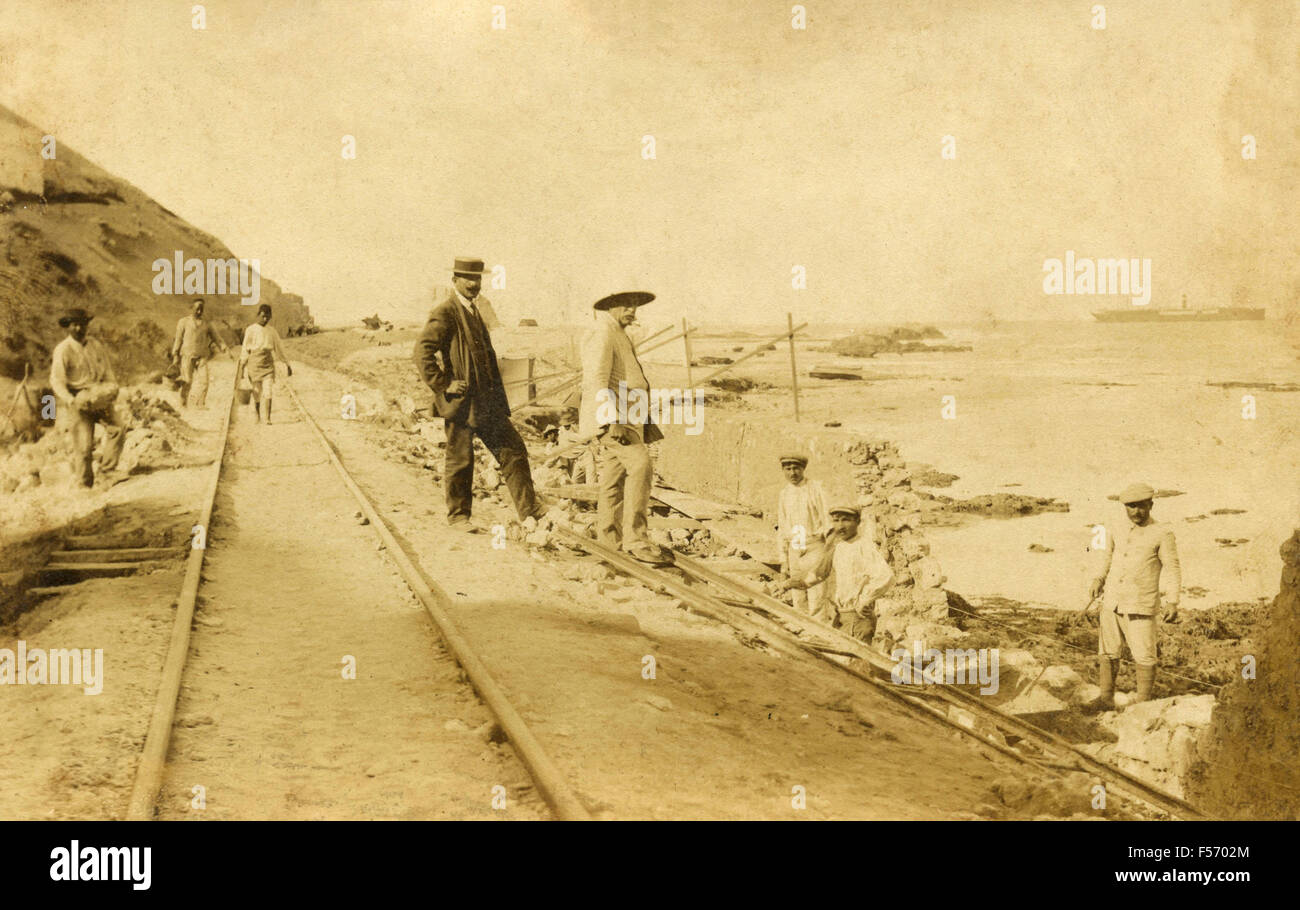 Lavori di costruzione della ferrovia vicino al mare Foto Stock