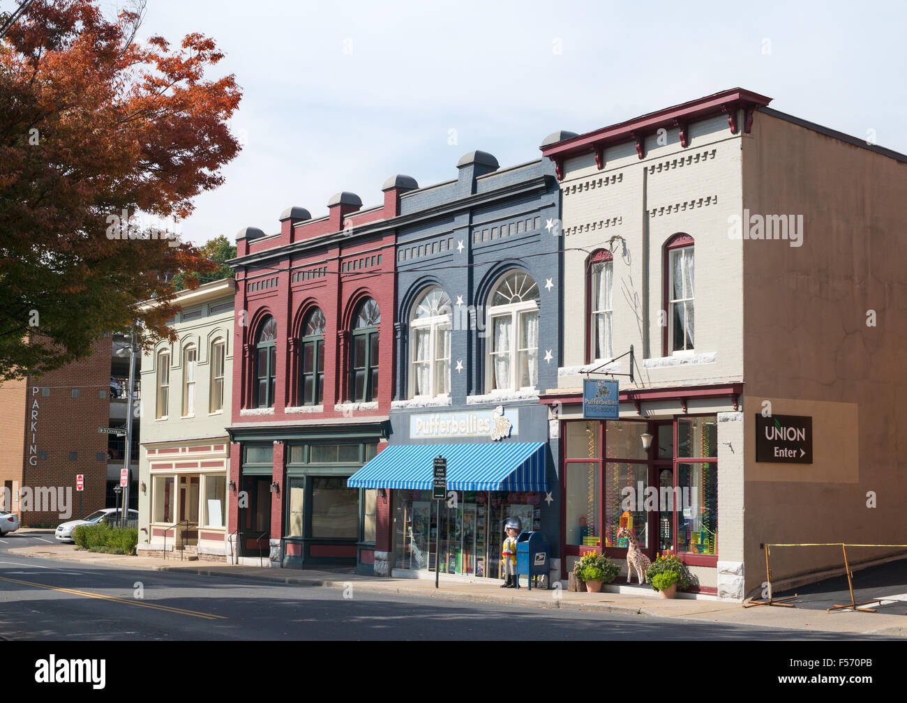 Una fila di vecchi edifici commerciali compresi Pufferbellies store, Staunton, Virginia, Stati Uniti d'America Foto Stock