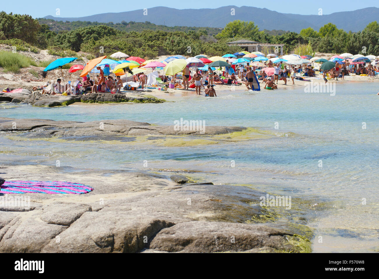Costa Rei, Italia - 25 agosto: persone non identificate in spiaggia chiamata scoglio di Peppino. Giornata di sole in estate, acqua cristallina lik Foto Stock