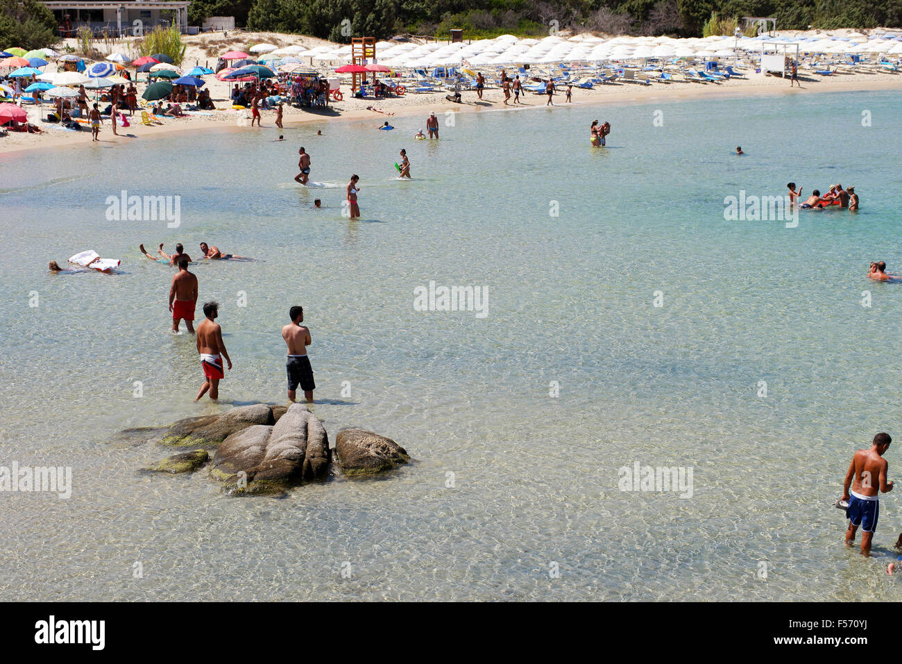 Costa Rei, Italia - 25 agosto: persone non identificate in spiaggia chiamata scoglio di Peppino. Giornata di sole in estate, acqua cristallina lik Foto Stock