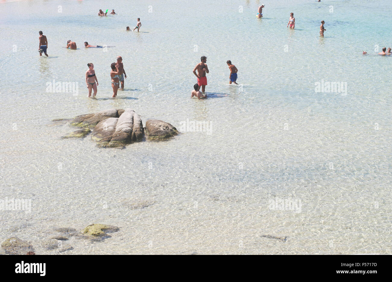 Costa Rei, Italia - 25 agosto: persone non identificate in spiaggia chiamata scoglio di Peppino. Giornata di sole in estate, acqua cristallina lik Foto Stock