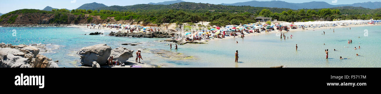 Costa Rei, Italia - 25 agosto: persone non identificate in spiaggia chiamata scoglio di Peppino. Vista panoramica, giornata di sole in estate, c Foto Stock