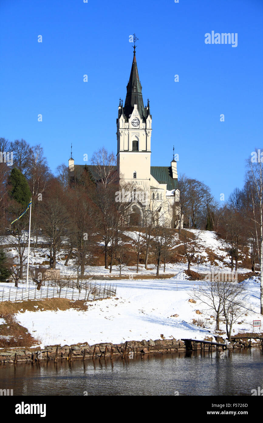 Sunne chiesa con neve sull'altro lato del canale. Foto Stock