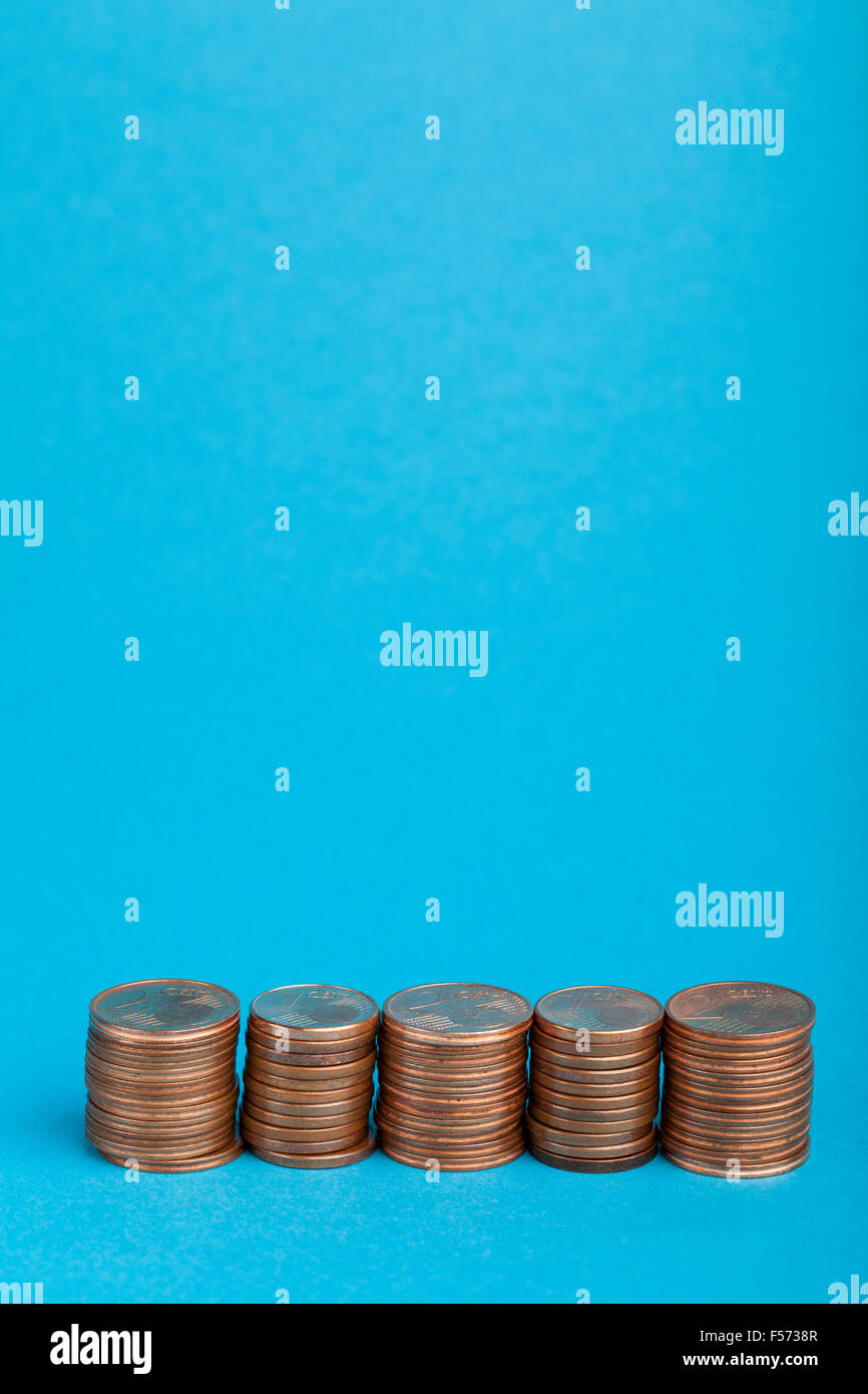 Cent di Euro monete in un centesimo e due centesimi a tagli su sfondo blu. Foto Stock