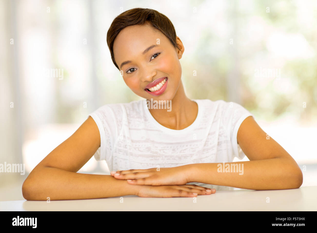 Ritratto di felice Afro American donna in un momento di relax a casa Foto Stock