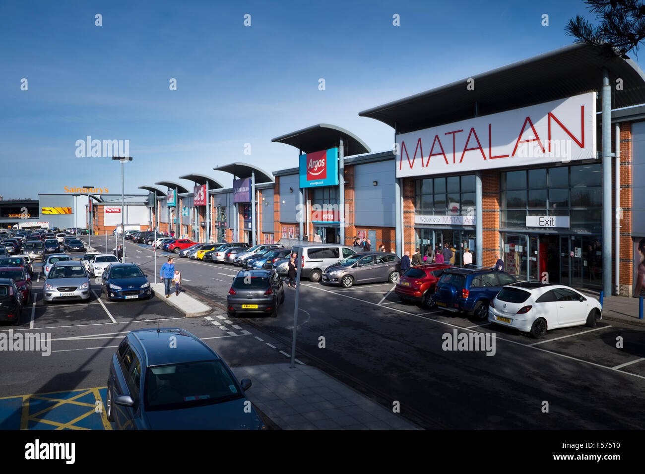 Fuori città i negozi retail park Inghilterra Foto Stock
