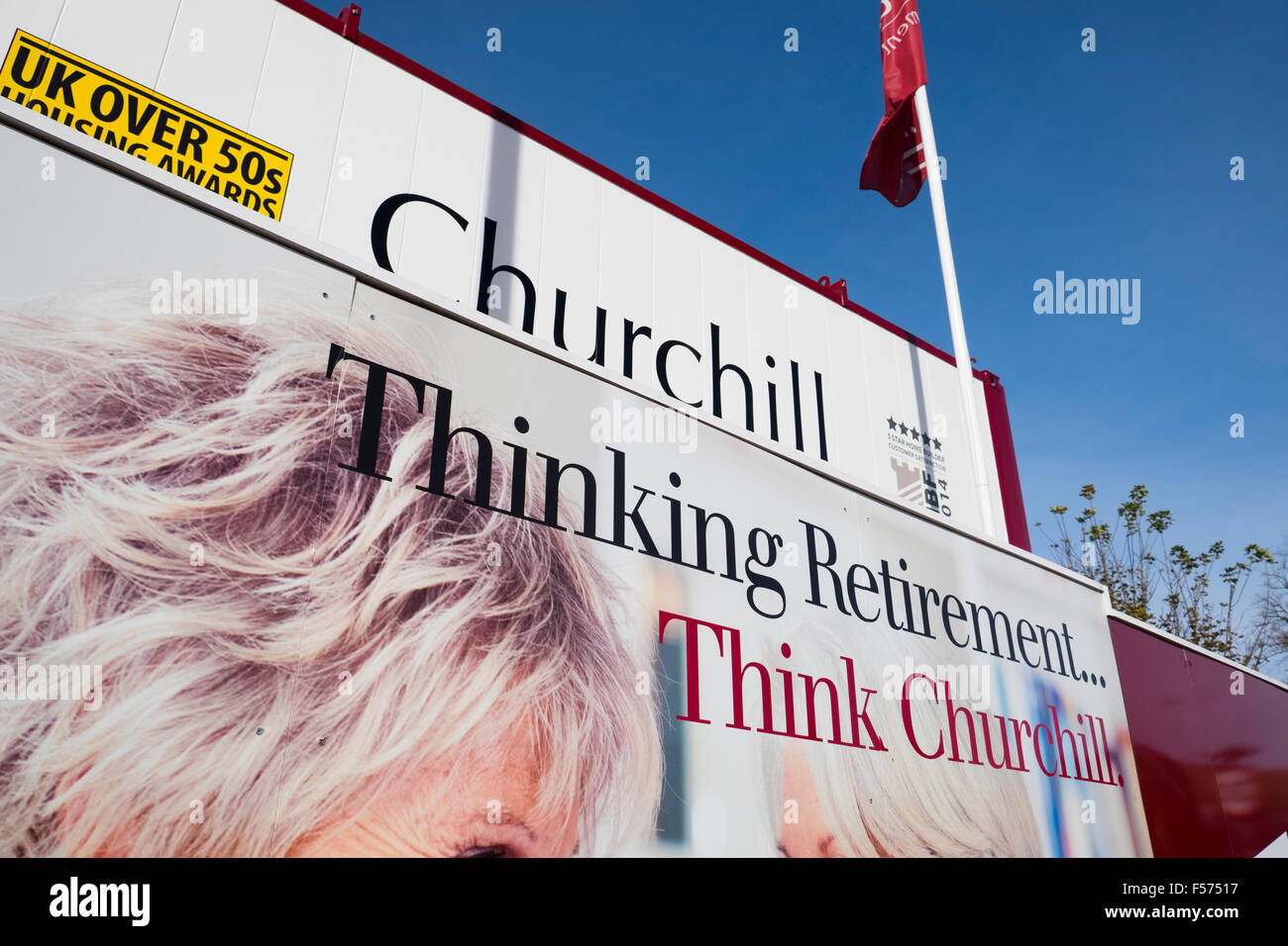 Affissioni per Churchill pensionamento lo sviluppo di alloggiamento Foto Stock