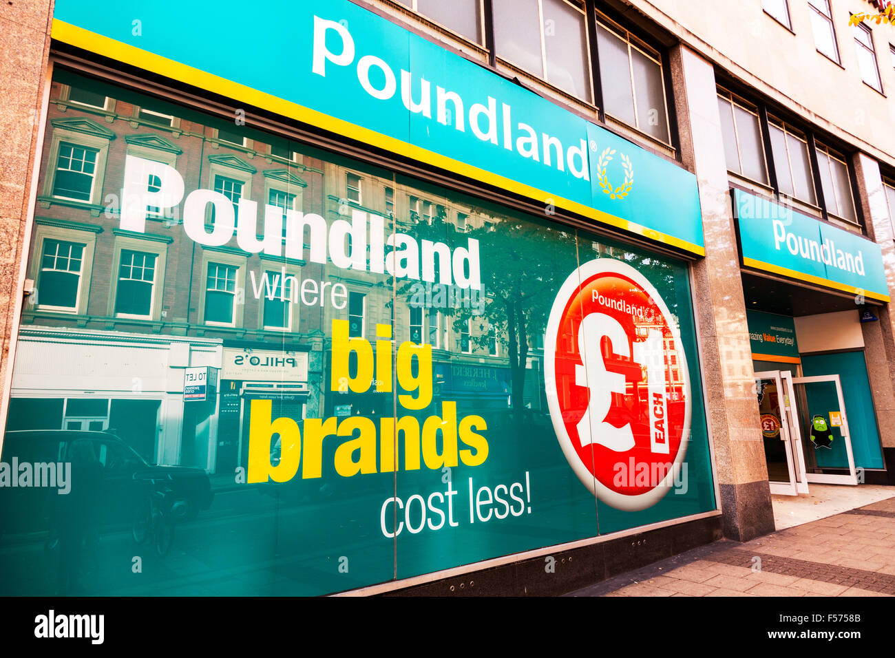 Sterlina poundland terra shop store nome sign costruire la facciata esterna ingresso Nottingham City Centre Regno Unito GB Inghilterra Nottinghamshire Foto Stock