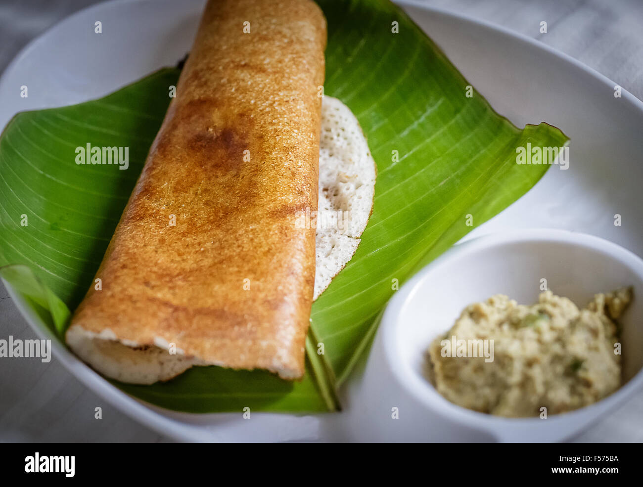 Indian snack o colazione - Masala dosa con chutney di cocco Foto Stock