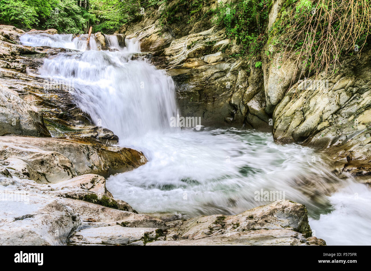 Bella cascata nella foresta di Navarra. Immagini sorprendenti con effetto di movimento su l'acqua. La foto è ad alta risoluzione e un Foto Stock