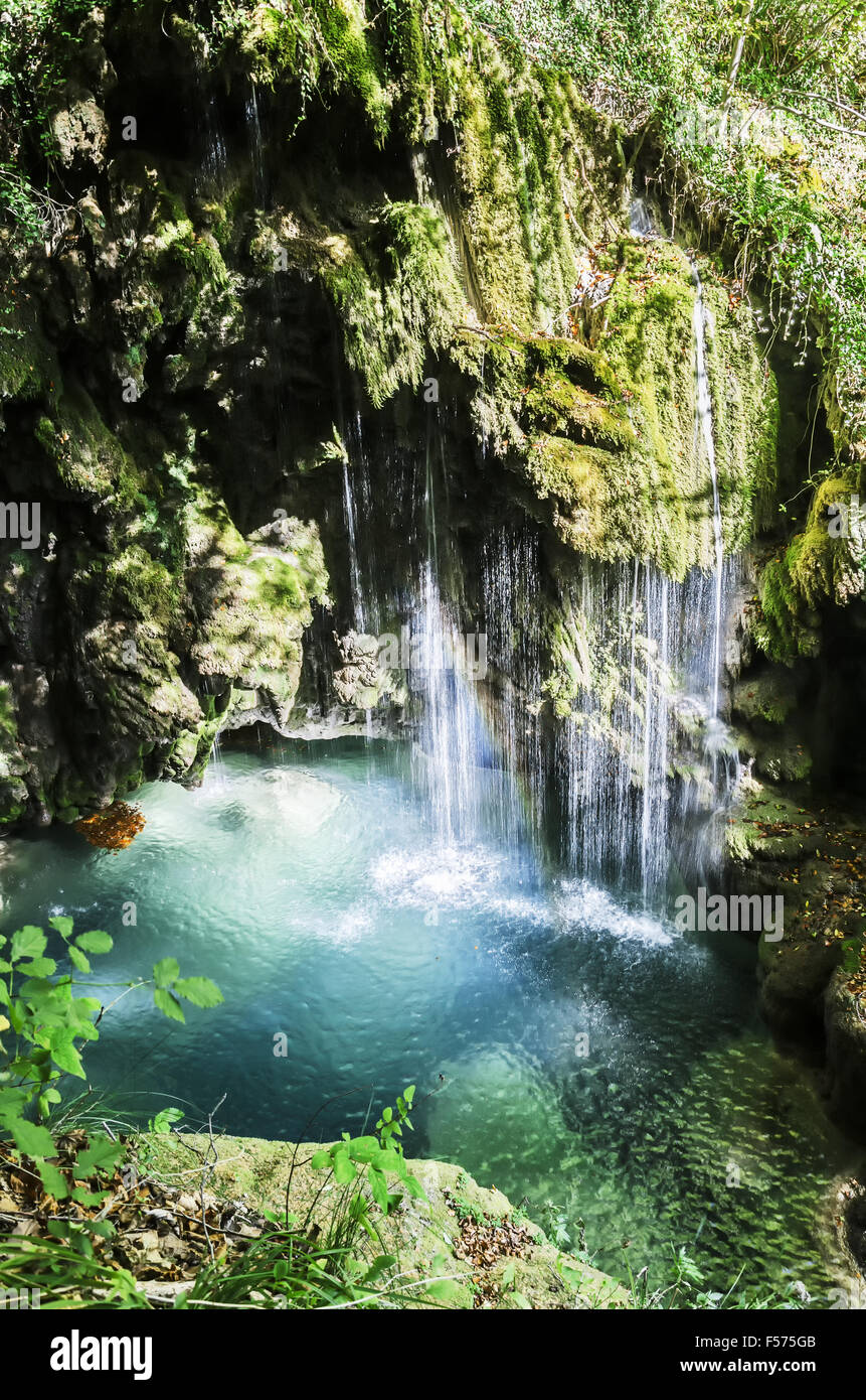 Molto bella cascata in Montagna di Navarra in Spagna. Luogo incredibile, mostrando la forza e la bellezza della natura. T Foto Stock