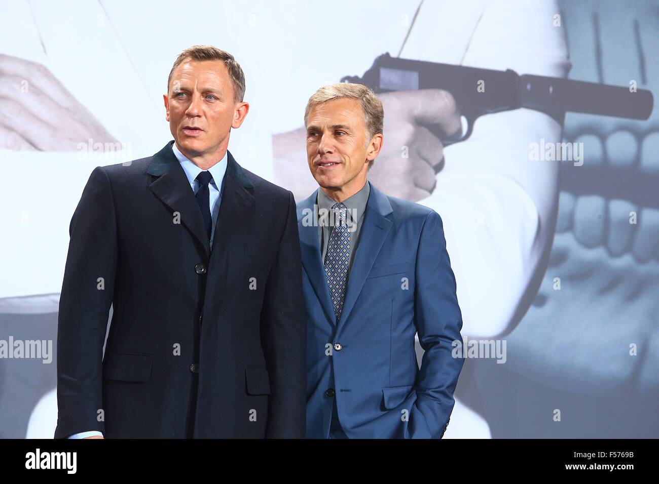 Berlino, Germania. 28 ott 2015. (L-r) Daniel Craig e Christoph Waltz alla Premiere del nuovo film di James Bond film 'pectre" presso le Sale del Cinestar Sonycenter a Berlino, Germania. In ottobre 287th, 2015./picture alliance Credit: dpa picture alliance/Alamy Live News Foto Stock