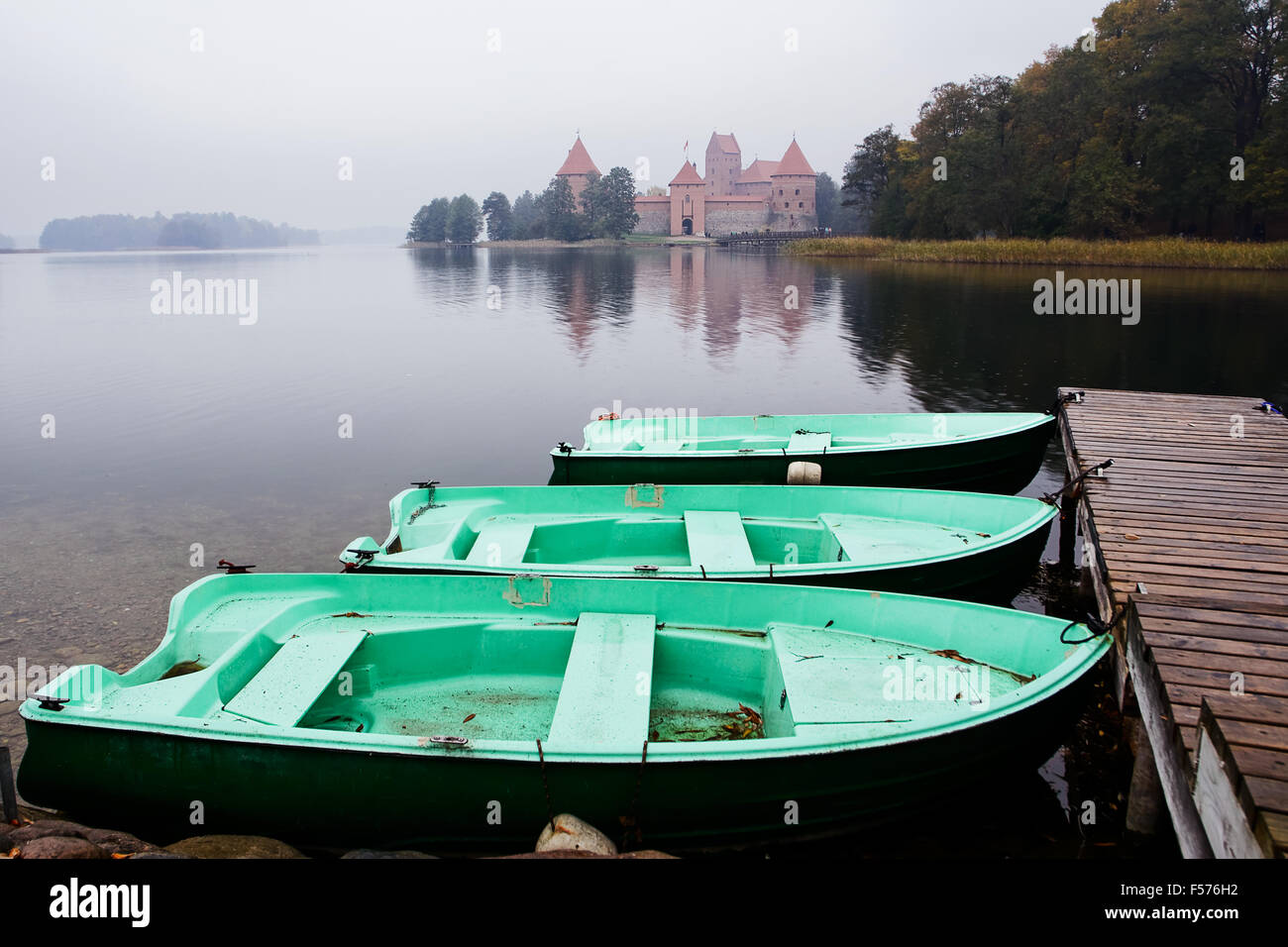 Barca e il Castello di Trakai sul lago Foto Stock