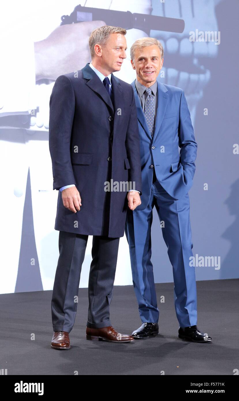 Berlino, Germania. 28 ott 2015. (L-r) Daniel Craig e Christoph Waltz alla Premiere del nuovo film di James Bond film 'pectre" presso le Sale del Cinestar Sonycenter a Berlino, Germania. In ottobre 287th, 2015./picture alliance Credit: dpa picture alliance/Alamy Live News Foto Stock