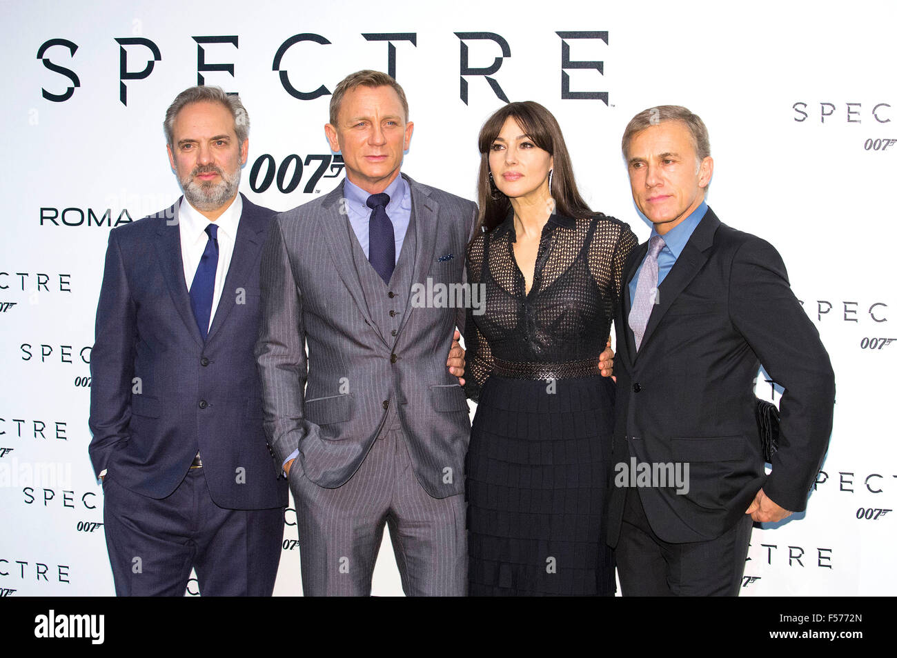 Berlino, Germania. 28 ott 2015. Sam Mendes, Daniel Craig, Monica Bellucci e Christoph Waltz alla premiere di 'James Bond 007 - Lo spettro di Roma, 27.10.2015/picture alliance Credit: dpa picture alliance/Alamy Live News Foto Stock