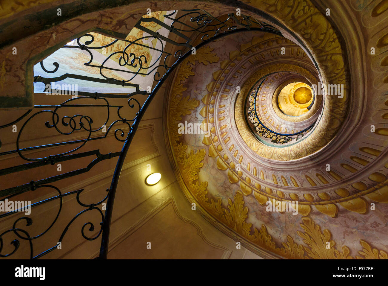 La famosa scala a chiocciola che conduce alla biblioteca dell abbazia benedettina Abbazia di Melk, Bassa Austria e l'Europa. Foto Stock