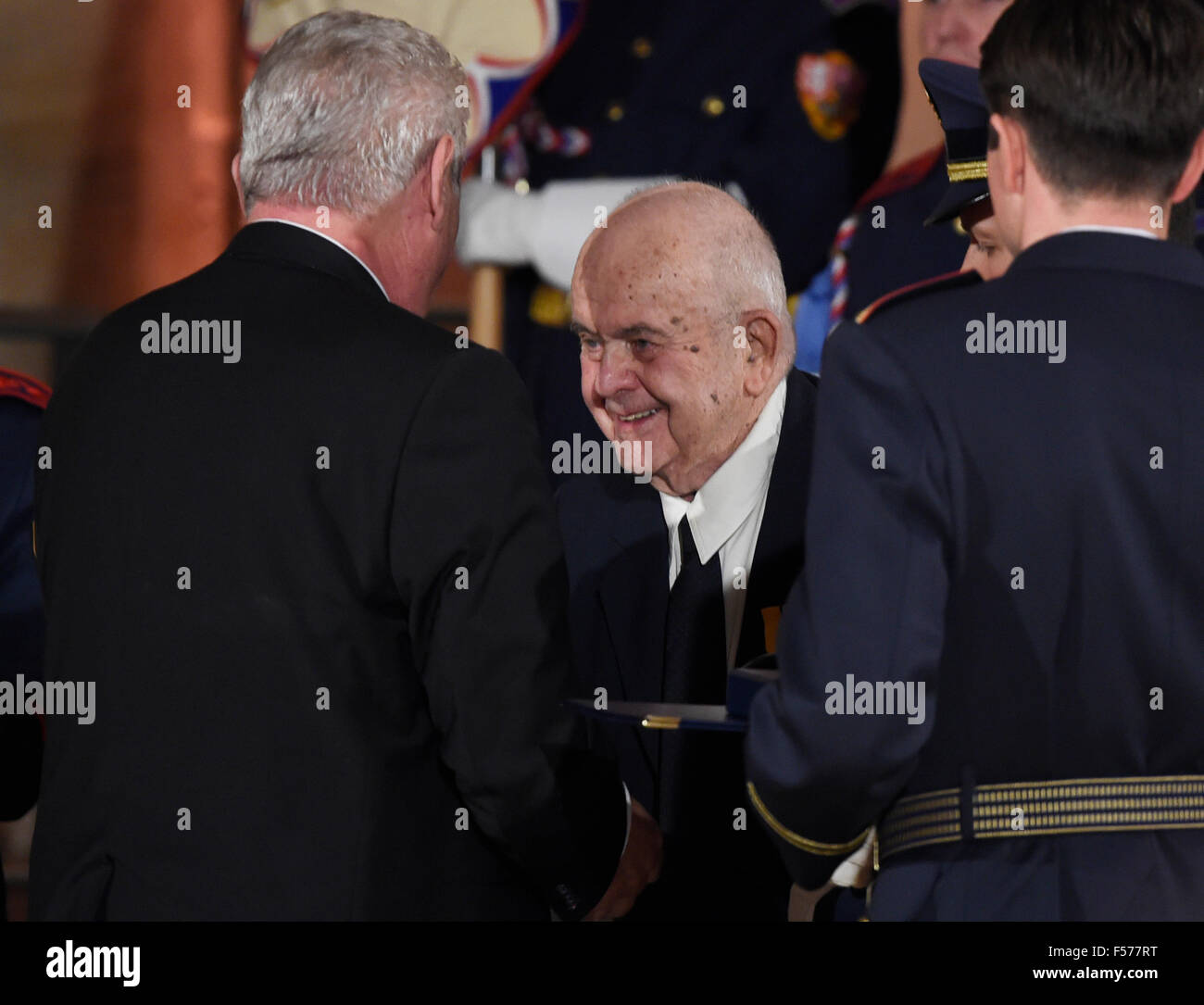 Praga, Repubblica Ceca. 28 ott 2015. Il presidente ceco Zeman ha elargito membro di decorazioni su 35 personalità, alcuni di essi in memoriam, mercoledì 28 ottobre a Praga, nella Repubblica Ceca in occasione della festa nazionale segna la creazione del indipendente dello Stato cecoslovacco nel 1918. Antonin J. Liehm, centro, film e critico letterario e scrittore, riceve la medaglia al Merito per il contributo allo stato nel campo della cultura. Credito: Roman Vondrous/CTK foto/Alamy Live News Foto Stock