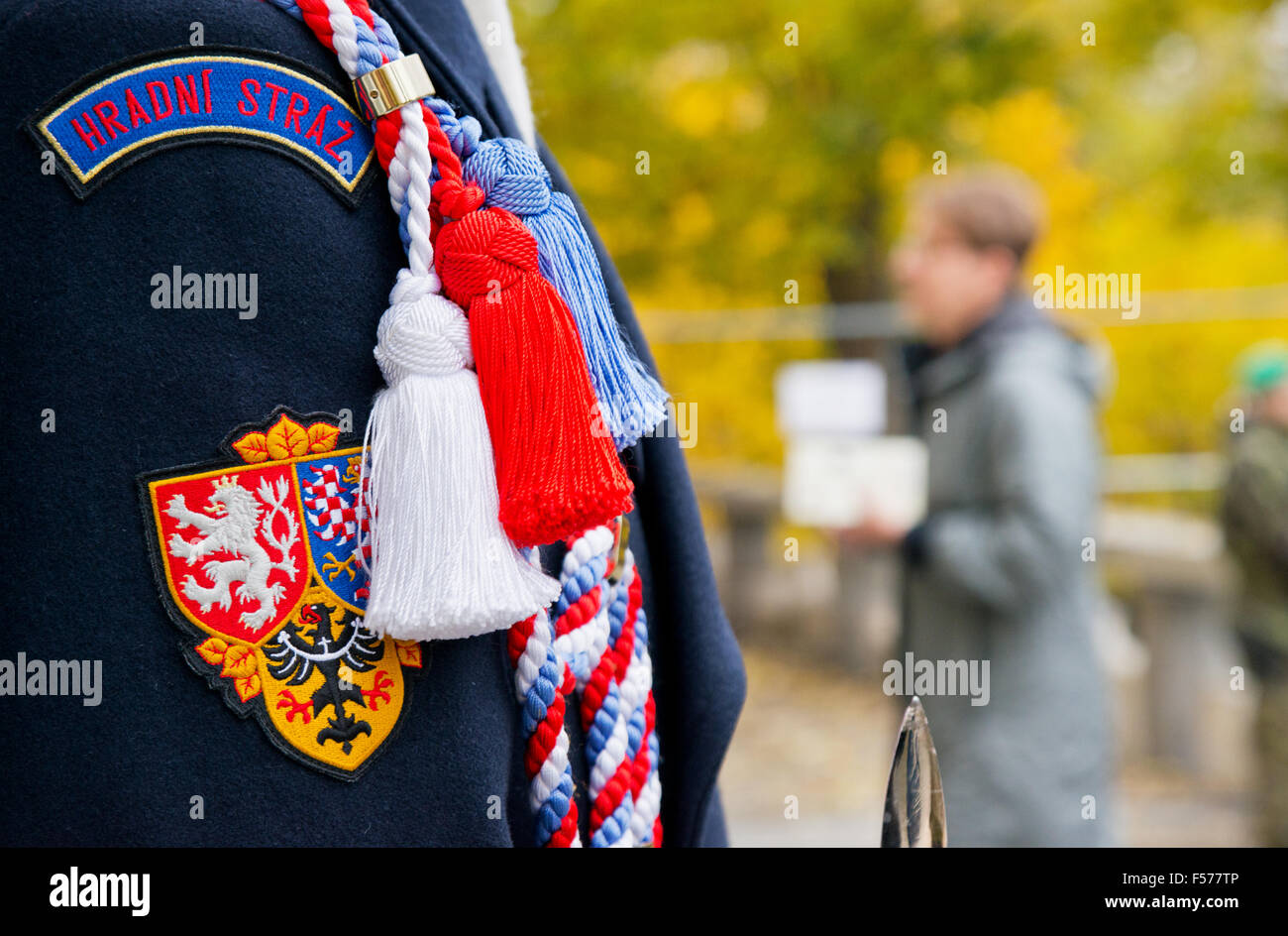 Soldato di guardia del castello, il Castello di Praga,Repubblica Ceca, Ottobre 28th, 2015 Credit: Vaclav Mach/Alamy Live News Foto Stock