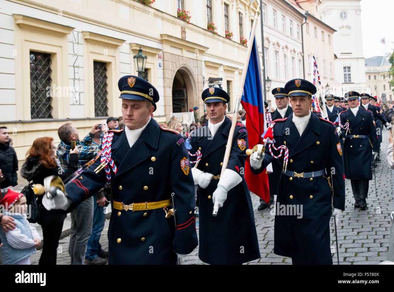 Castello di protezione sul giuramento militare, il Castello di Praga, Repubblica Ceca, Ottobre 28th, 2015 Credit: Vaclav Mach/Alamy Live News Foto Stock