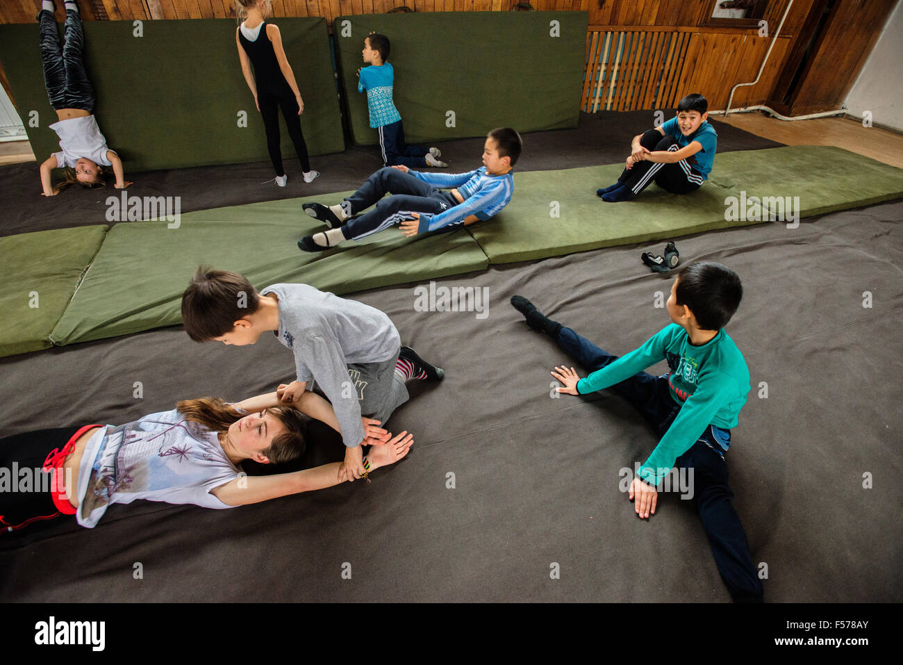 Formazione in bambini circus studio di Bishkek circus, a Bishkek, Kirghizistan Foto Stock