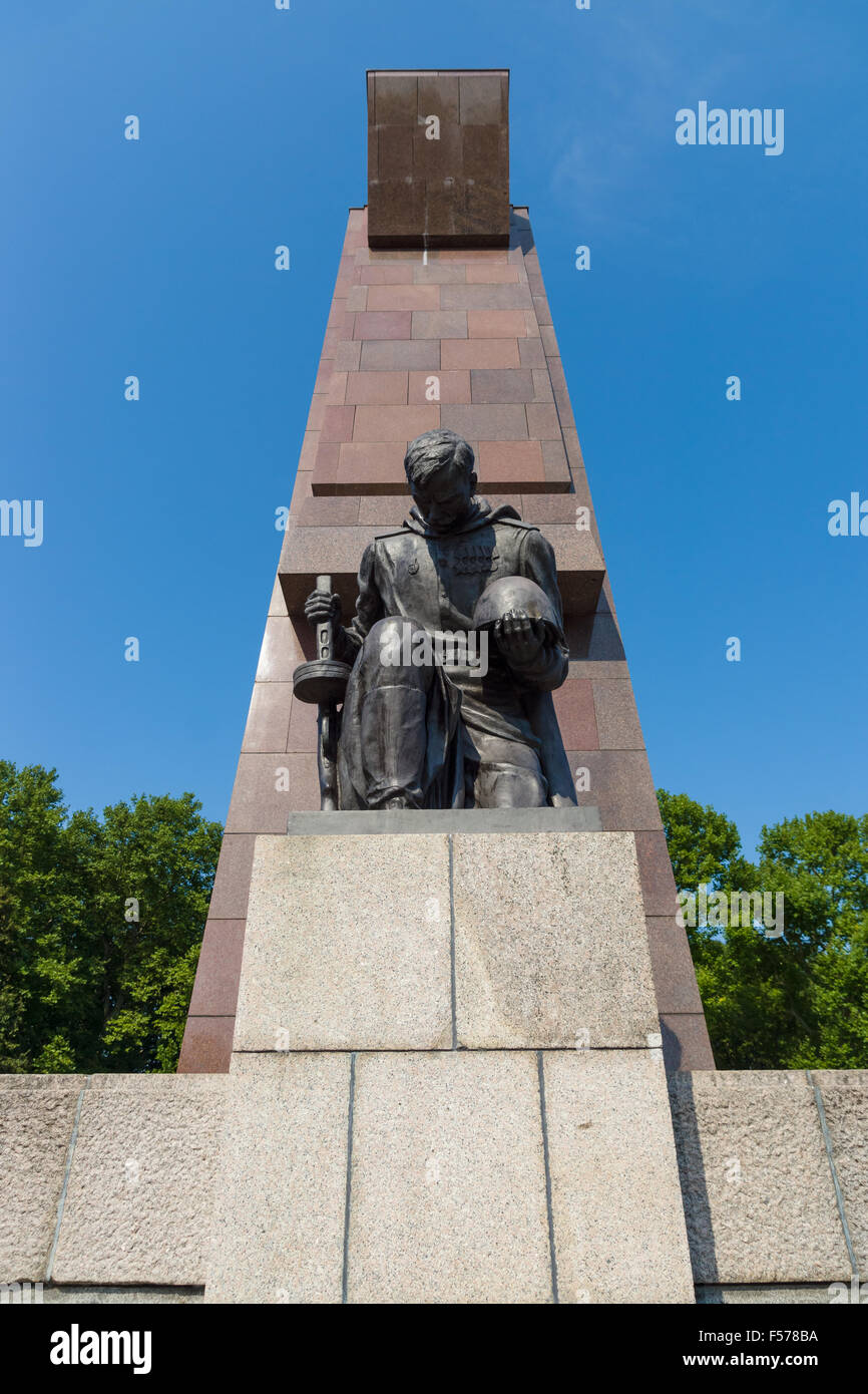 La guerra sovietica Memorial a Treptow Park. La scultura di un soldato in ginocchio. Berlino. Foto Stock