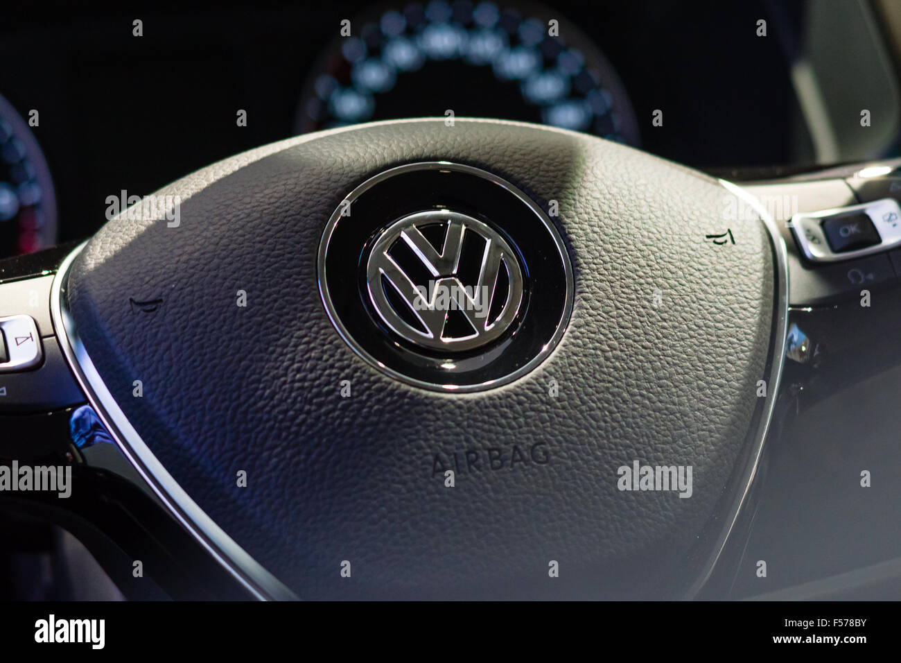 Showroom. Volante di sterzo di un veicolo commerciale leggero Volkswagen  Transporter (T5). Prodotte a partire dal 2010 Foto stock - Alamy