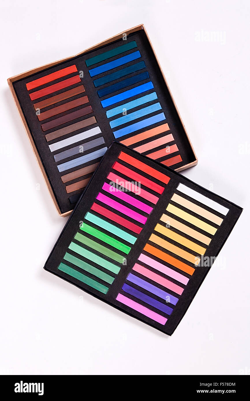 Vista ravvicinata della scatola con colorati chalk pastelli su uno sfondo bianco. Foto Stock