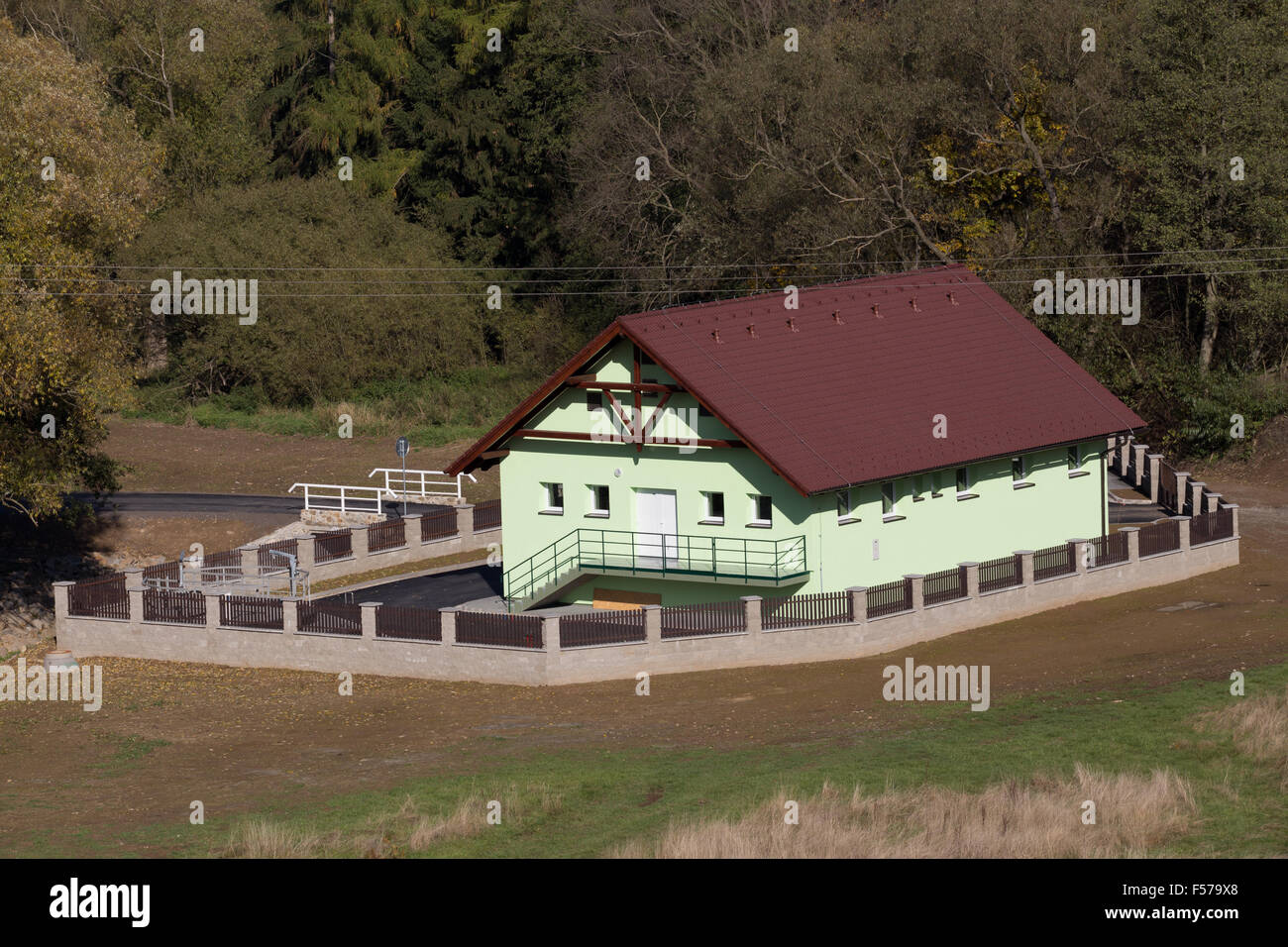 La nuova build di rurale piccolo villaggio rurale di impianto di trattamento delle acque reflue Foto Stock