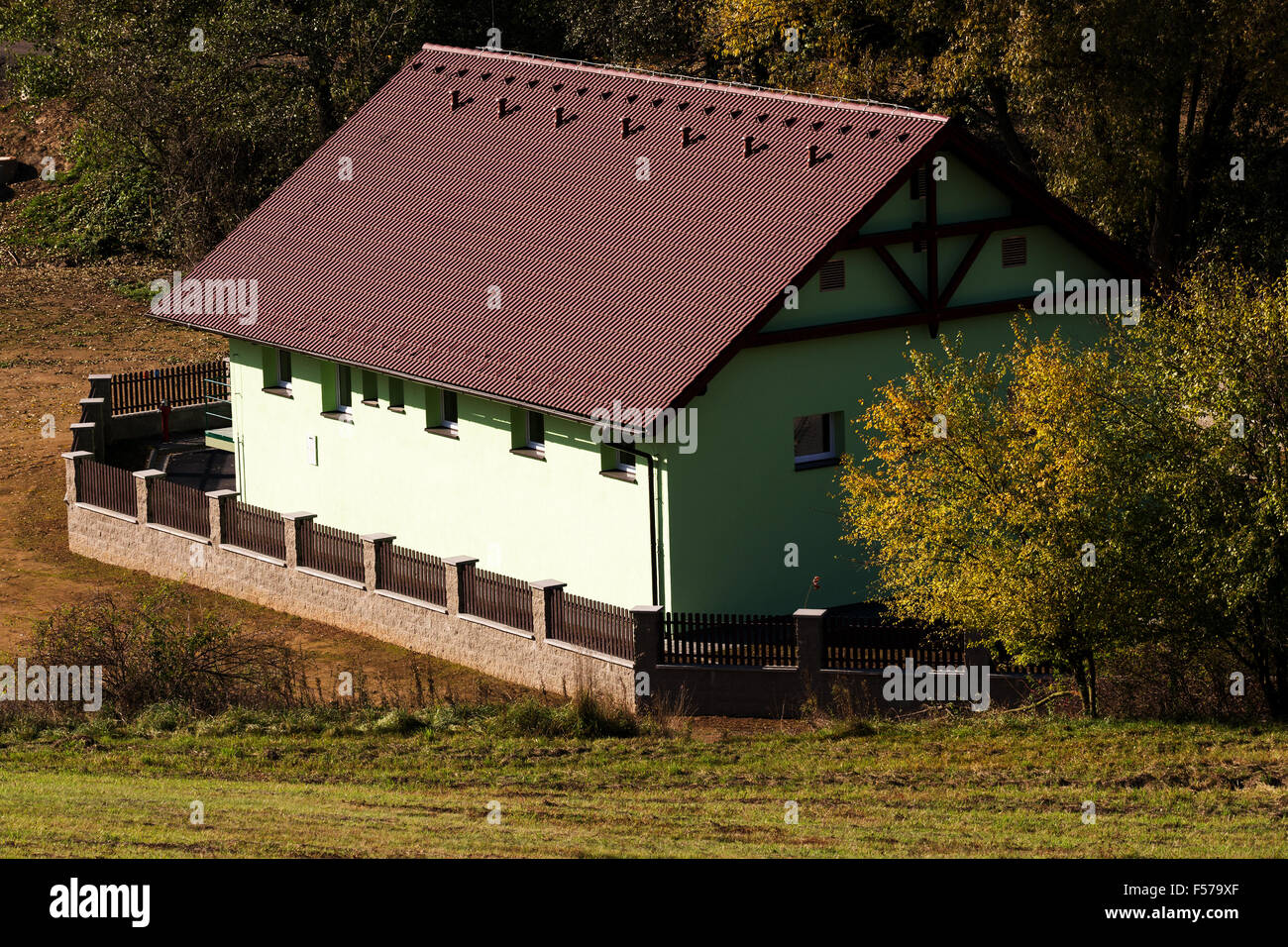 La nuova build di rurale piccolo villaggio rurale di impianto di trattamento delle acque reflue Foto Stock