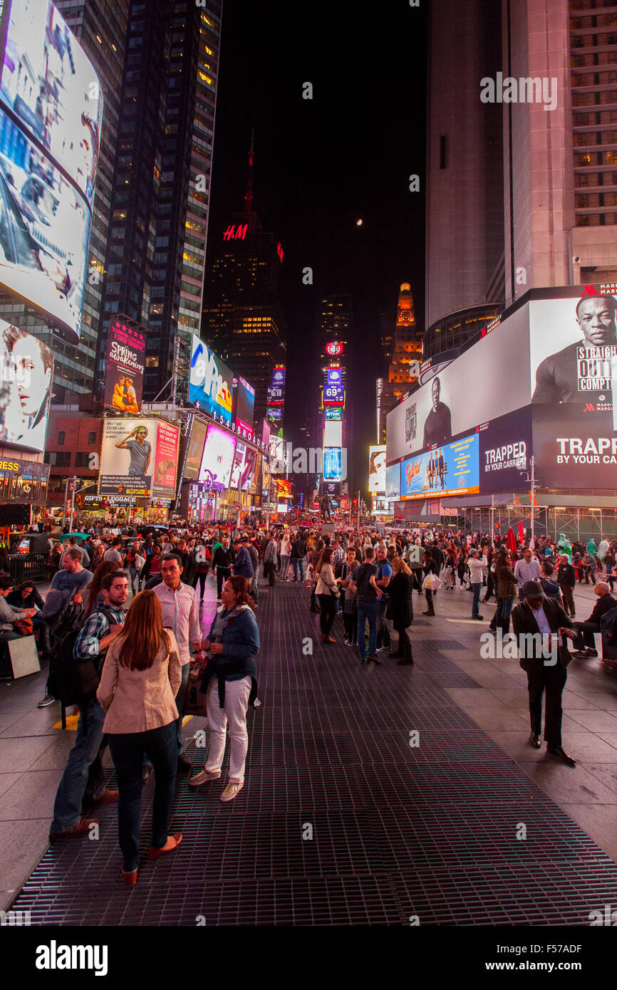 Times Square di notte, Midtown Manhattan , New York City, Stati Uniti d'America. Foto Stock