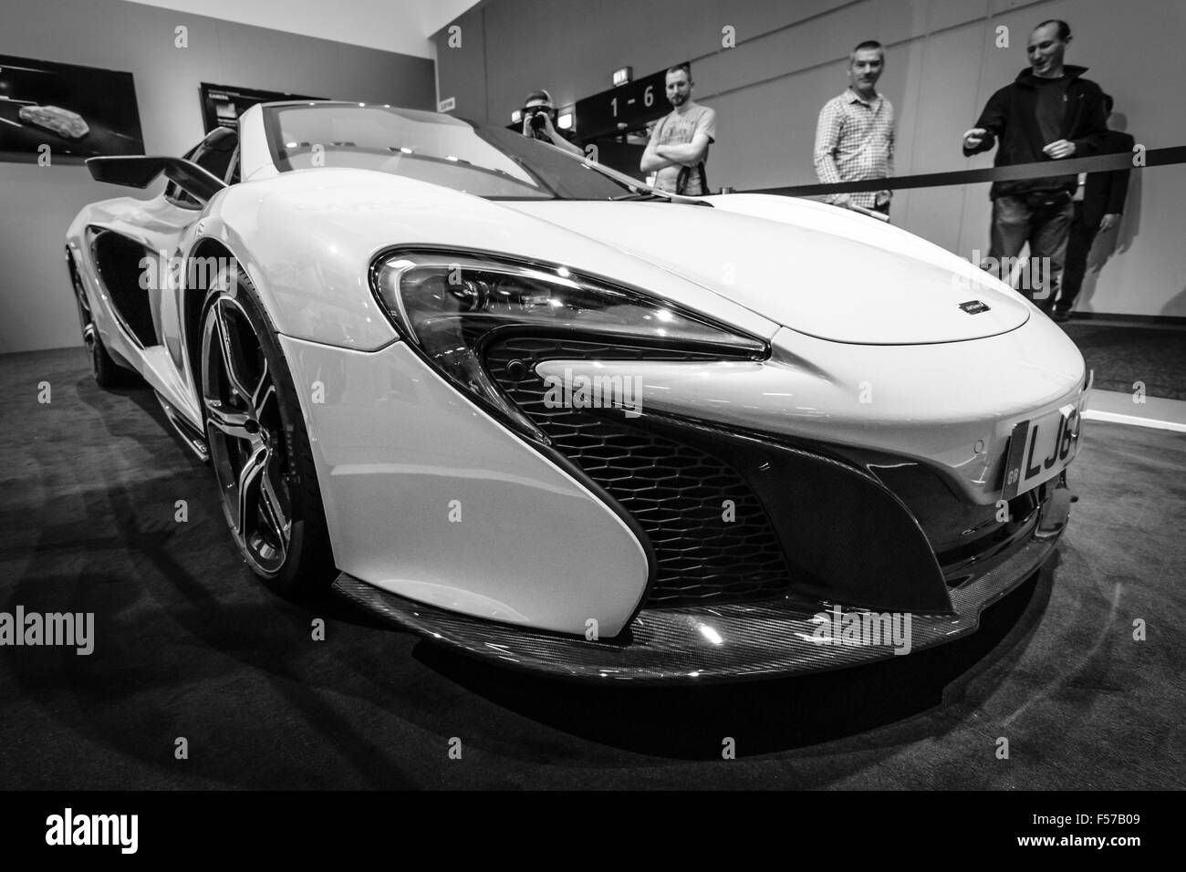 Berlino - 04 settembre 2015: Supercar McLaren 650S Spider. In bianco e nero. Radio internazionale mostra Berlino (IFA2015). Foto Stock