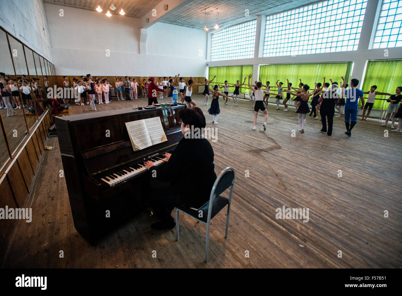 Le prove del primo atto di schiaccianoci, balletto segnati da Pyotr Tchaikovsky di Bishkek scuola coreografica da Bazarbaev, Bishkek, Kirghizistan Foto Stock
