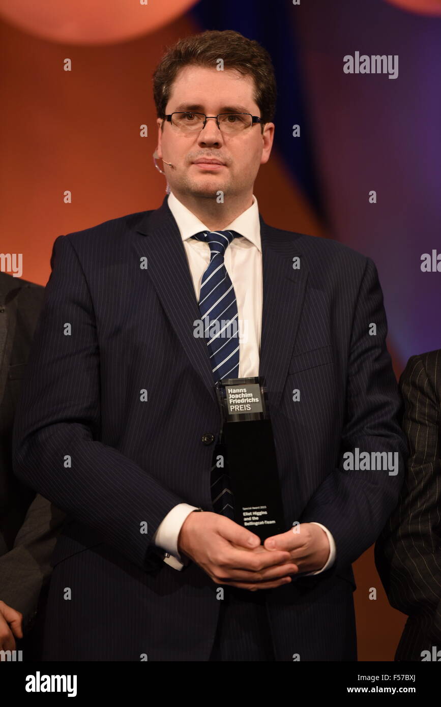 Colonia, Germania. 28 ott 2015. Il vincitore del premio, giornalista britannico Eliot Higgins, pone durante la Hanns Joachim Friedrichs cerimonia di premiazione a Colonia, Germania, 28 ottobre 2015. Foto: HORST GALUSCHKA - nessun filo SERVICE -/dpa/Alamy Live News Foto Stock