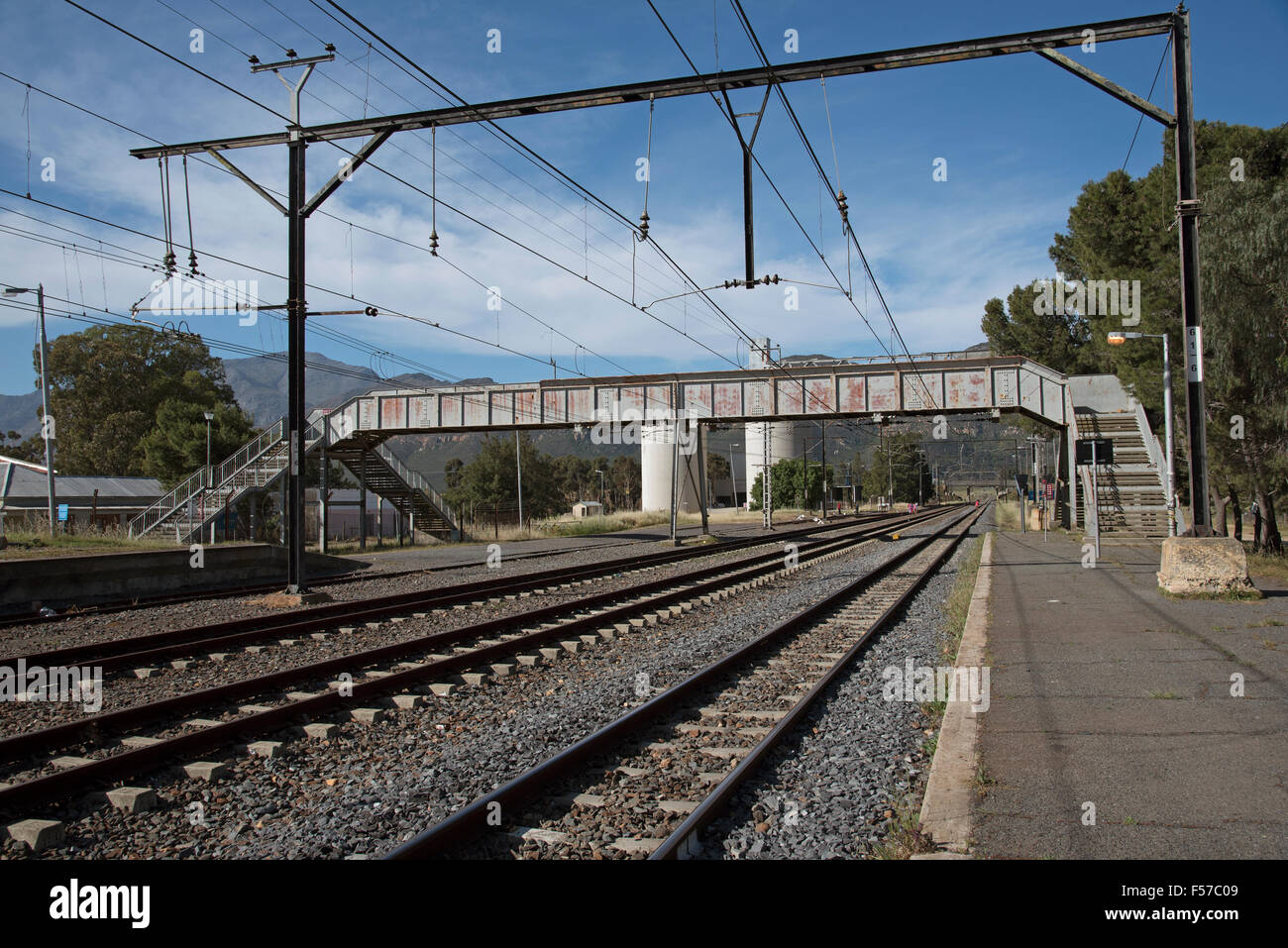 South African ferrovie le vie e passerella a Gouda in stazione in Swartland regione a nord di Città del Capo Foto Stock