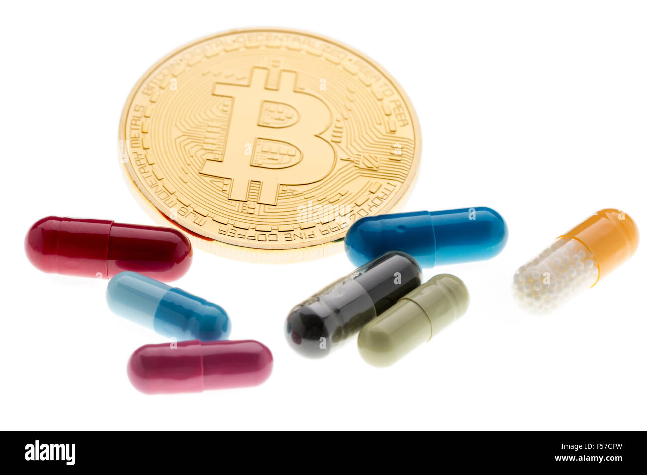 Il pagamento per il trattamento in futuro.Bitcoin e pillole colorate su sfondo bianco Foto Stock