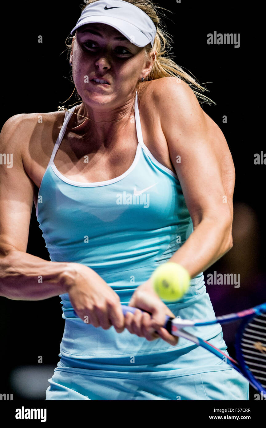 Singapore. 29 ott 2015. Maria Sharapova della Russia contro Flavia PENNETTA di Italia durante i single round robin nel gruppo bianco della BNP Paribas WTA Finals Singapore 2015 a Singapore Indoor Stadium, Singapore, 29 ott 2015 Credit: Ike Li/Alamy Live News Foto Stock