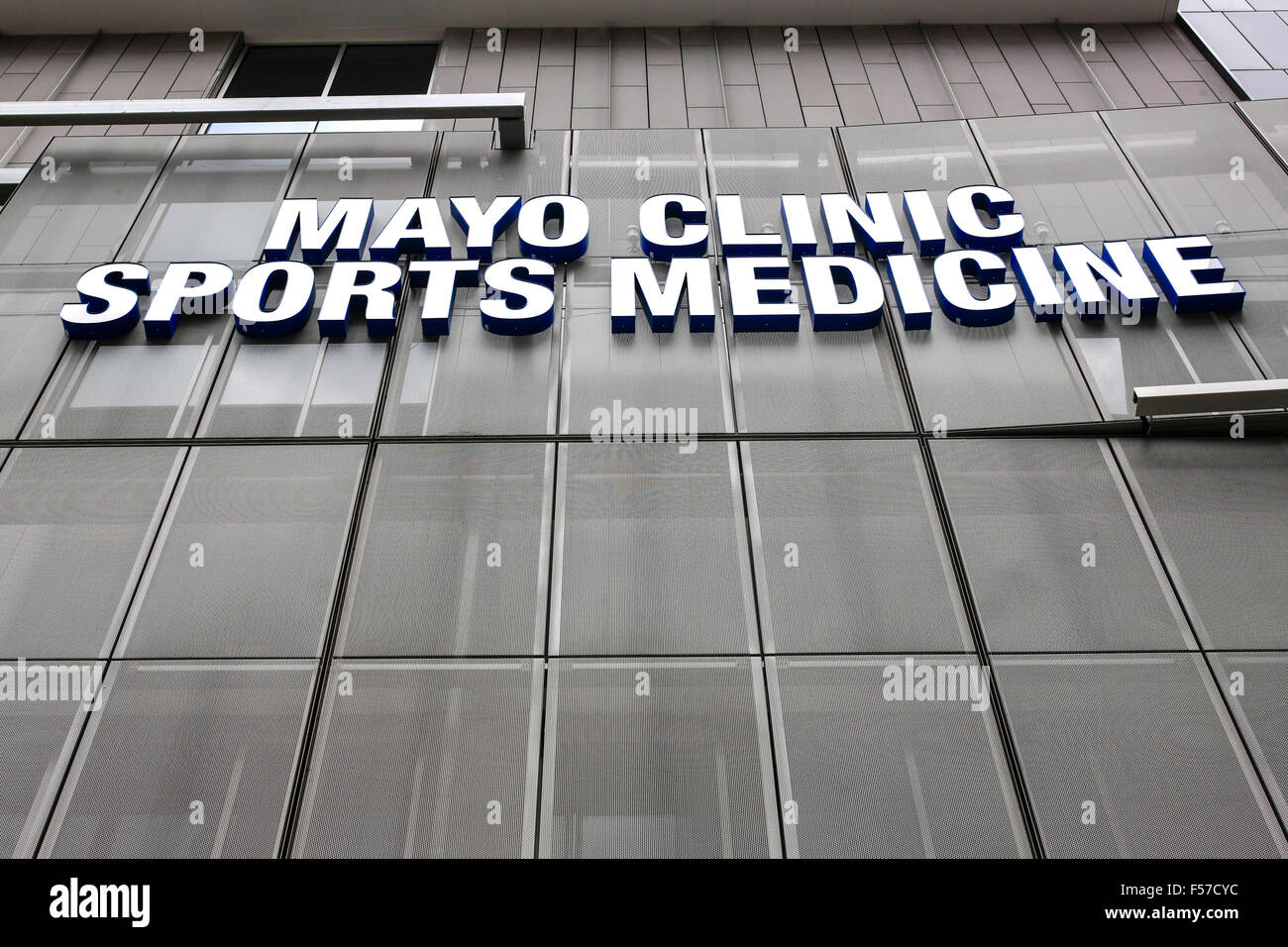 La Mayo Clinic edificio parete overhead segno nel centro di Minneapolis Foto Stock