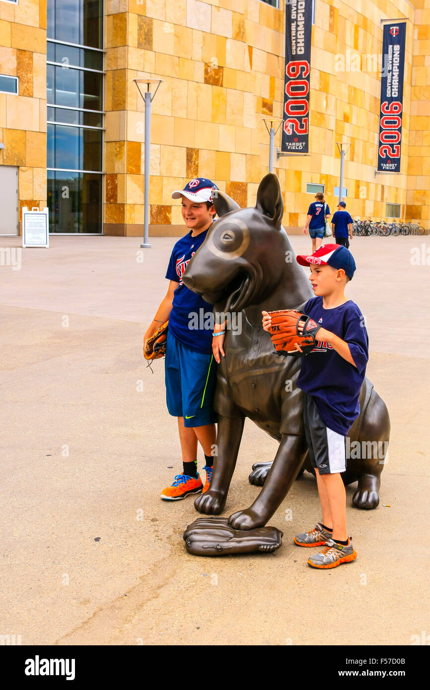 Statua di bronzo di Bullseye, il Bull Terrier mascotte del Minnesota Twins squadra di baseball Foto Stock