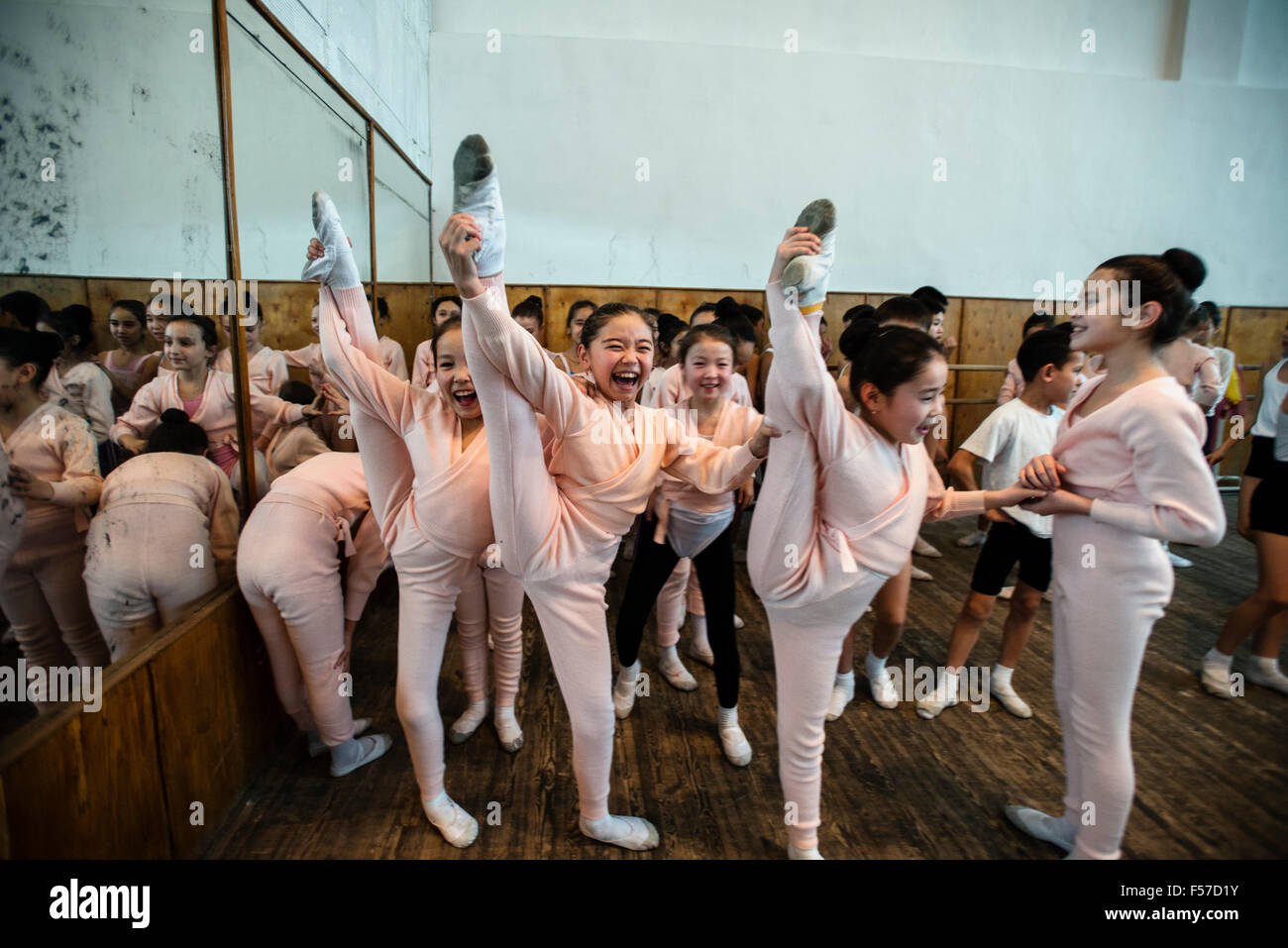 Ritratto del primo anno degli studenti durante le prove del primo atto di schiaccianoci, balletto segnati da Pyotr Tchaikovsky di Bishkek scuola coreografica da Bazarbaev, Bishkek, Kirghizistan Foto Stock