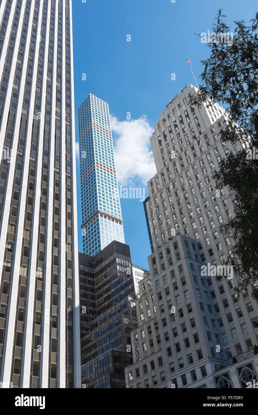 Guardando verso l'alto alto grattacielo a Manhattan, New York, Stati Uniti d'America Foto Stock