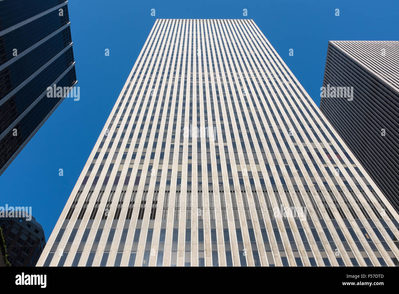 Guardando verso l'alto alto grattacielo a Manhattan, New York, Stati Uniti d'America Foto Stock